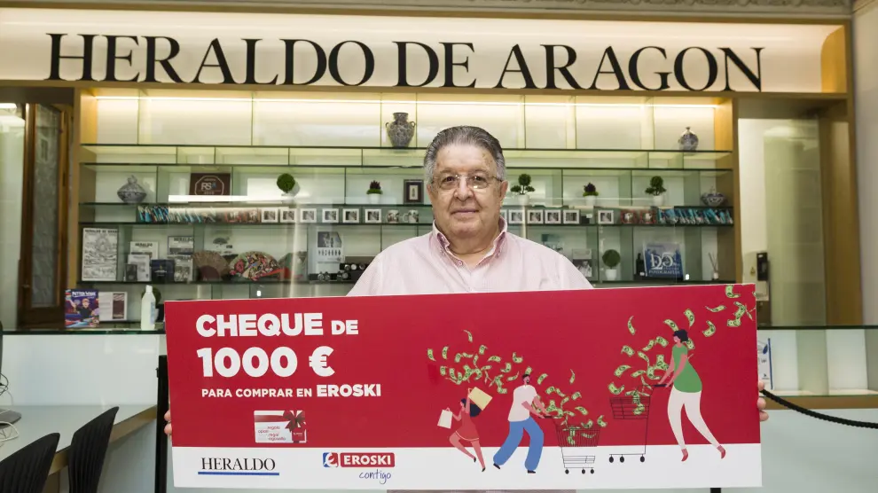 Ángel Abanses posa feliz junto a su cheque de 1.000 euros para gastar en Eroski.