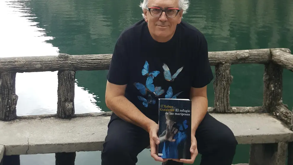 Xavier Gutiérrez, con su libro ‘El Refugio de las Mariposas’, en el balneario de Panticosa, uno de los escenarios del relato.