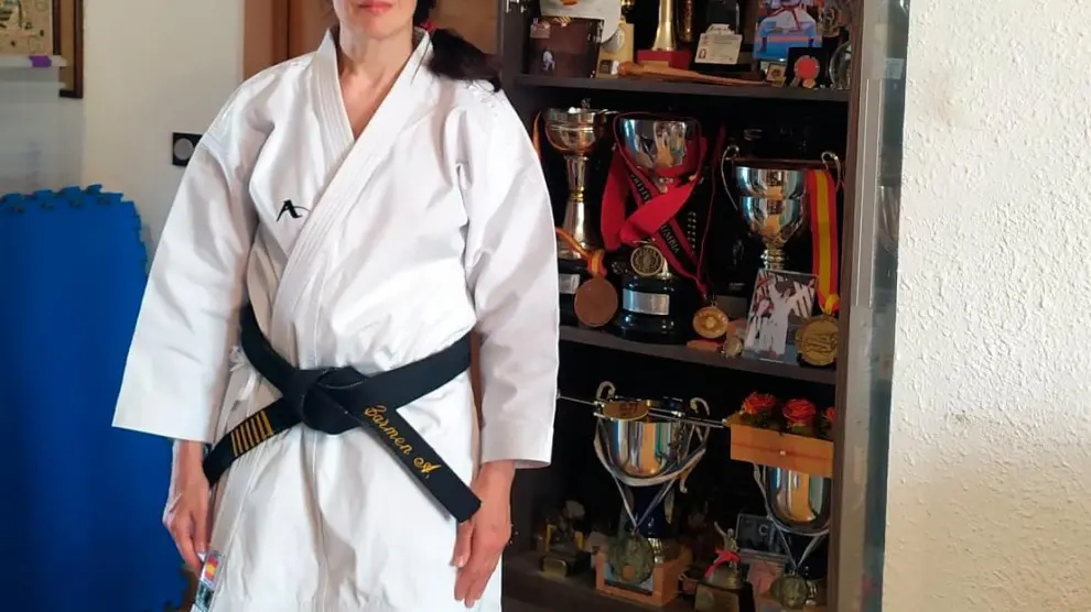 La karateca Carmen García Alcay, con trofeos logrados durante cuatro décadas