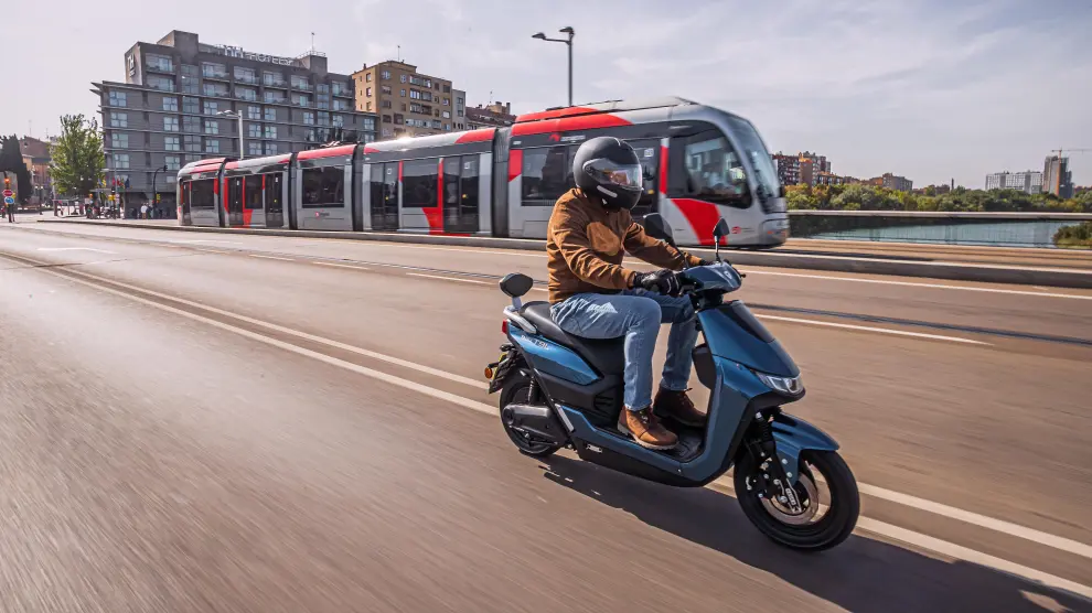 Yadea T9L Plus es el modelo de acceso a la gama, un scooter eléctrico equivalente a un 50 cc
