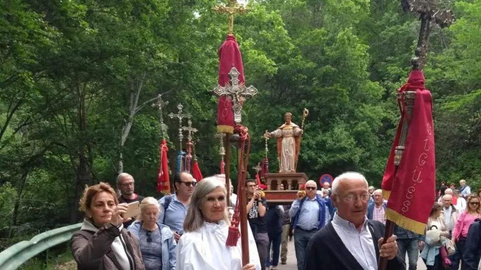 Ana Arbués con una cruz de Tiermas que guardan en la iglesia de Sigüe.