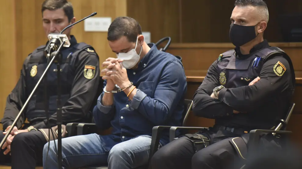 El acusado del asesinato de su mujer a cuchilladas en Barbastro, en el banquillo de la Audiencia Provincial de Huesca.