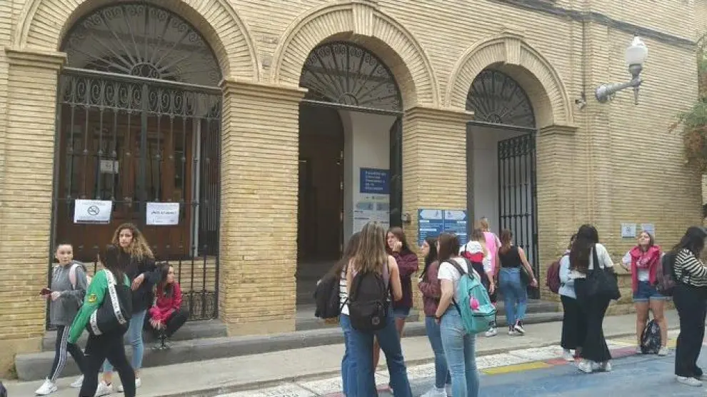 Estudiantes delante de la Facultad de Ciencias Humanas y de la Educación de Huesca.