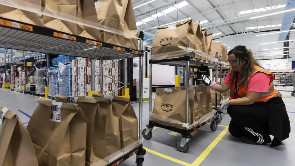 Una trabajadora de Amazon Fresh ultima un pedido en el almacén acondicionado en la Ciudad del Transporte, este martes.