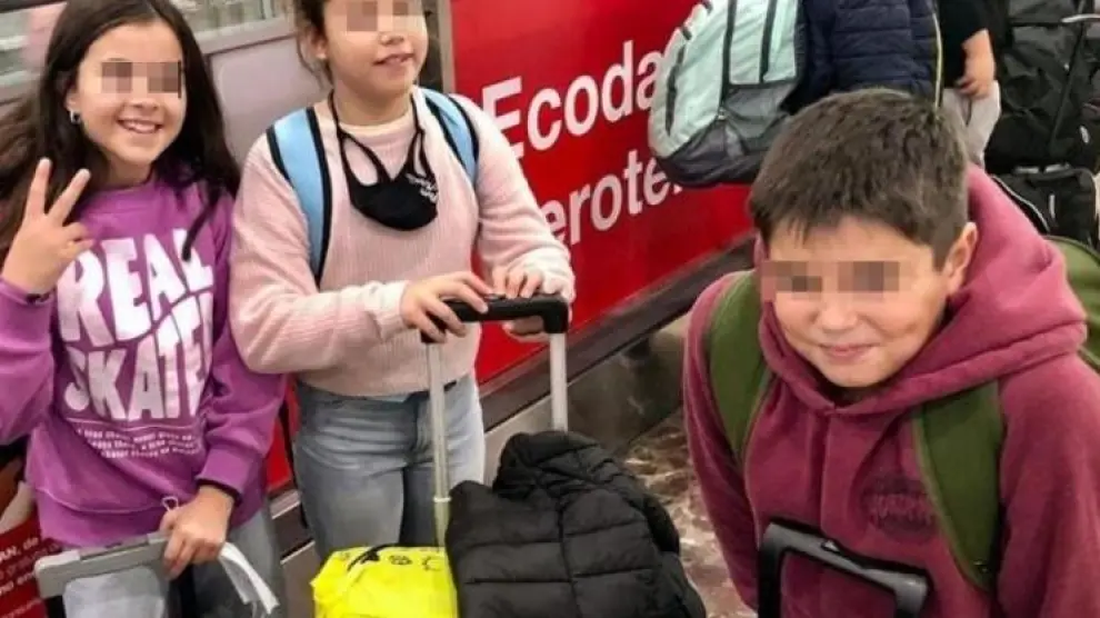 Algunos de los alumnos expulsados del tren en Palencia.