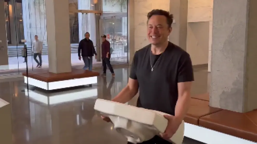 Musk entrando a la sede de Twitter este miércoles