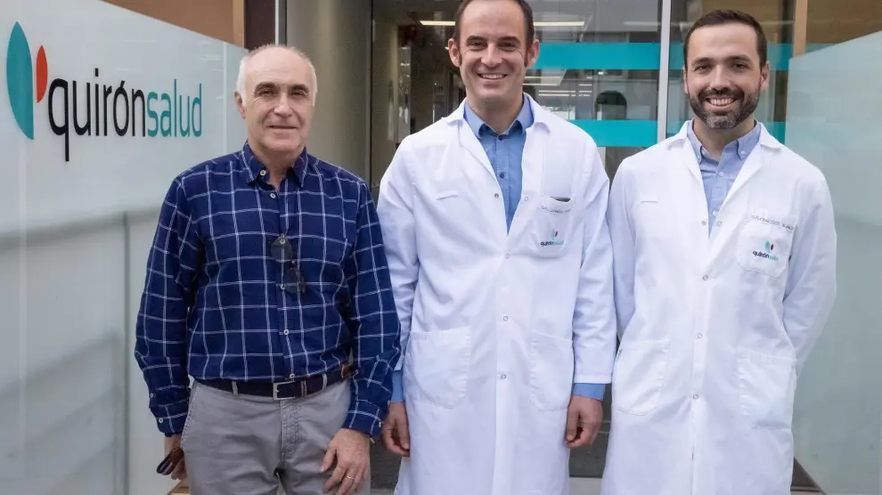 De izquierda a derecha: el paciente, Rafael Andrés Monreal y los doctores Daniel Iglesias y Francisco Blanco.