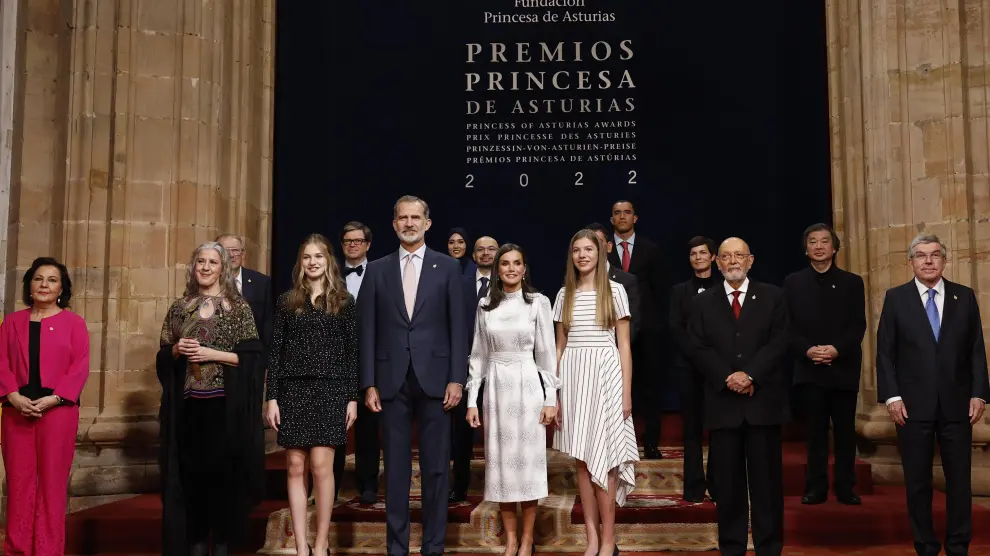 Los reyes Felipe y Letizia, acompañados de la princesa Leonor y la infanta Sofía, posan con los galardonados con los Premios Princesa de Asturias
