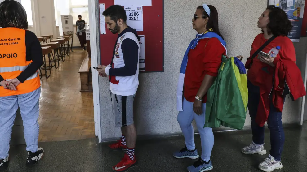 Ciudadanos brasileños hacen fila para votar en un colegio electoral de Lisboa (Portugal). PORTUGAL BRAZIL ELECTIONS