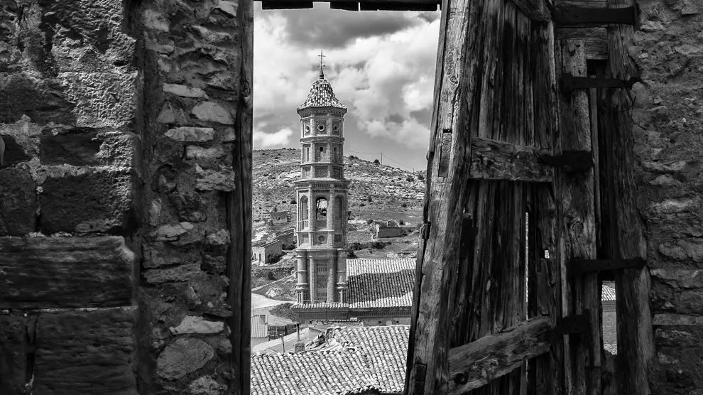 La torre mudéjar de la iglesia de Torre de las Arcas, vista desde las ruinas del castillo medieval de la localidad.