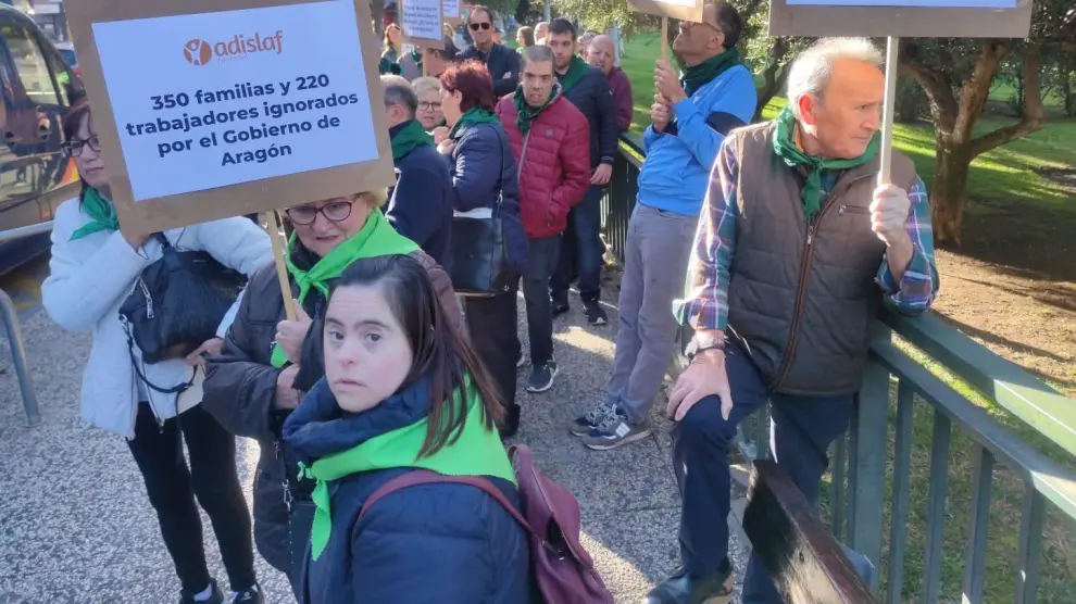 Concentración de usuarios, familiares y trabajadores de Adislaf a las puertas de la Aljafería en Zaragoza