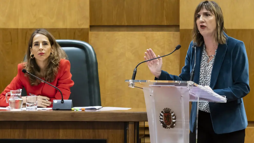 La portavoz del PSOE, Lola Ranera, durante su discurso, y la portavoz del PP, María Navarro