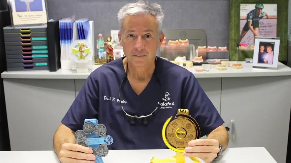 Juan Pablo Pardos con dos de sus medallas en el Centro Médico Palafox.