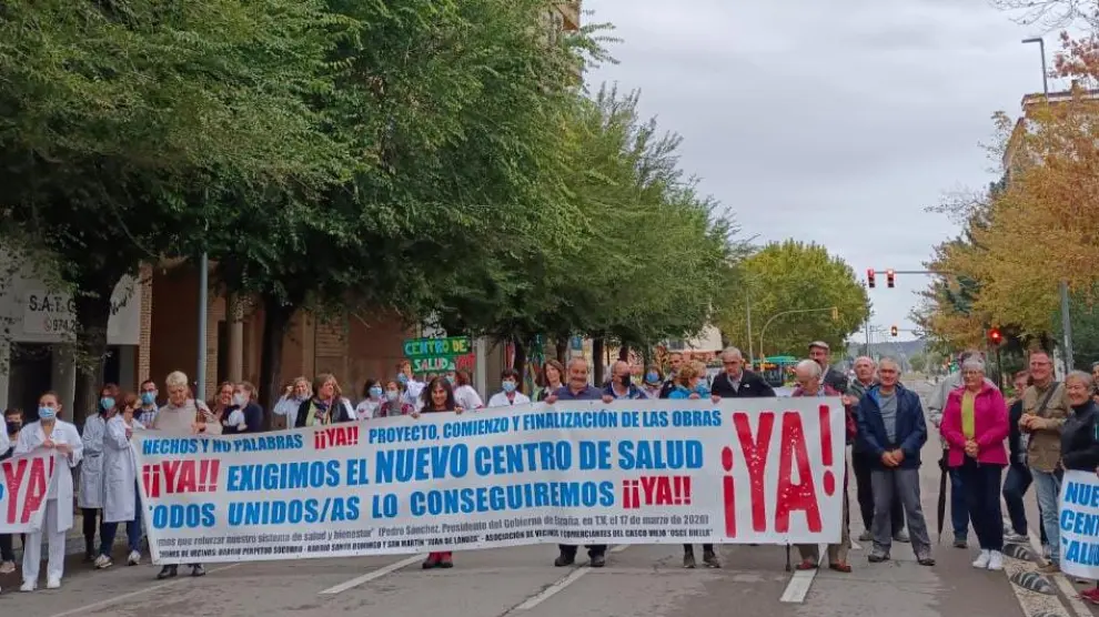 Sanitarios y vecinos volvieron ayer a cortar el tráfico de la avenida Ramón y Cajal para urgir el nuevo centro de salud del Perpetuo Socorro en Huesca.