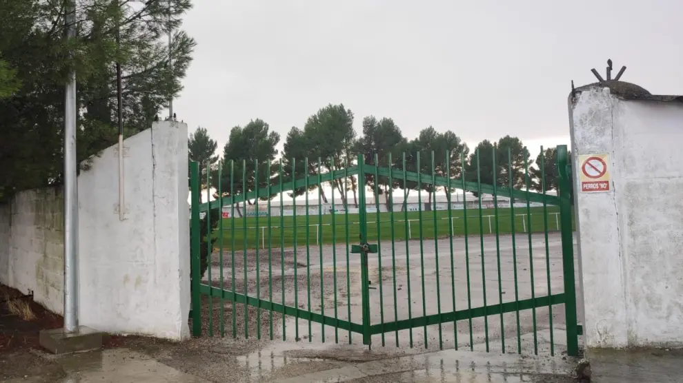 Entrada al campo de fútbol de Bujaraloz, cerrada