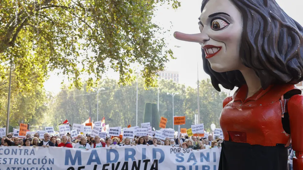People march against the public health care project of the Madrid regional government, which they say is destroying primary care, in Madrid, Spain, November 13, 2022. REUTERS/Susana Vera SPAIN-HEALTH/PROTEST