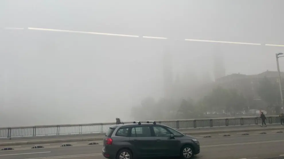 La Basílica del Pilar ha amanecido cubierta por la niebla.