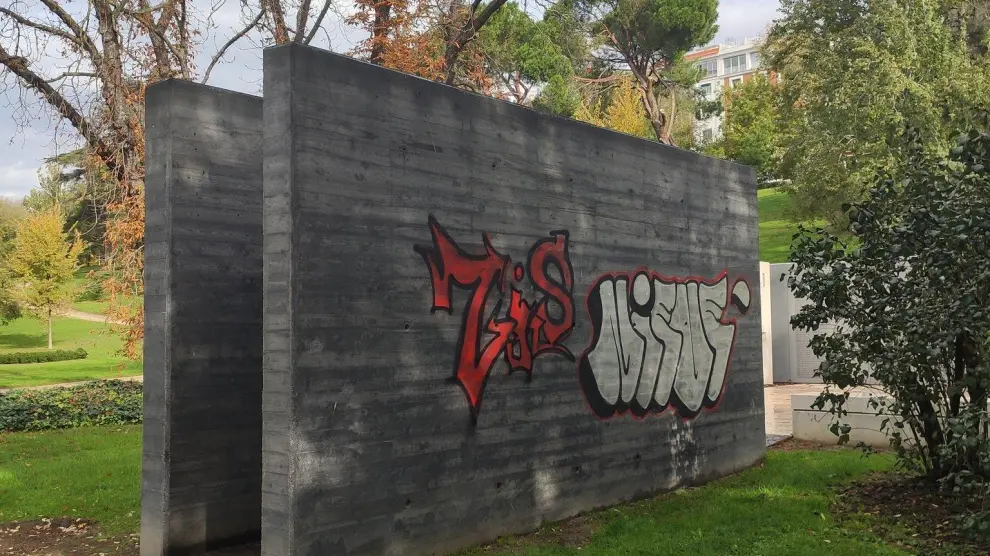 Las pintadas del monumento del Yak en el parque Oeste de Madrid se han producido esta semana.