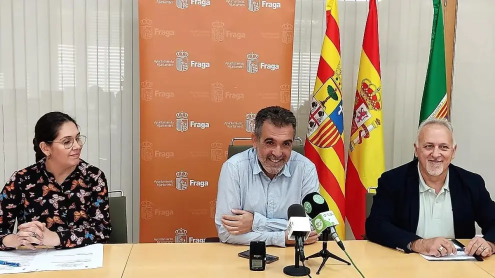Idoia Moreno Santiago Burgos y Javier Catalán durante la presentación de la Fiesta del 'Coc' de Fraga este miércoles'
