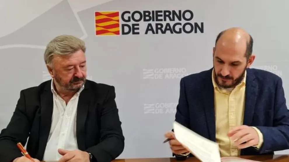 José María Merino y Diego Bayona, durante la firma del convenio de colaboración.
