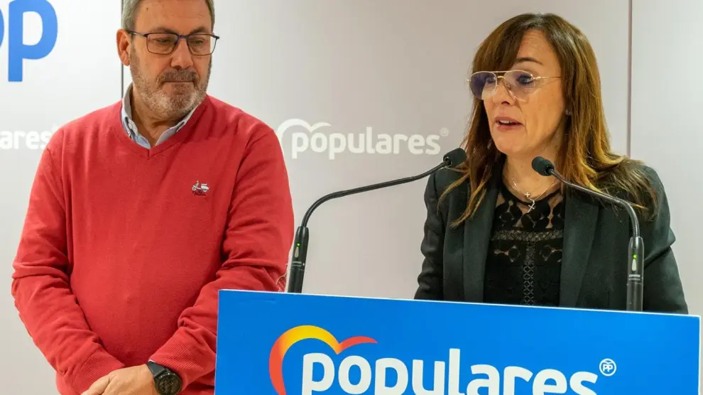 La portavoz municipal del PP en Huesca, Gemma Allué, ha comparecido junto a su compañero José Miguel Veintemilla.