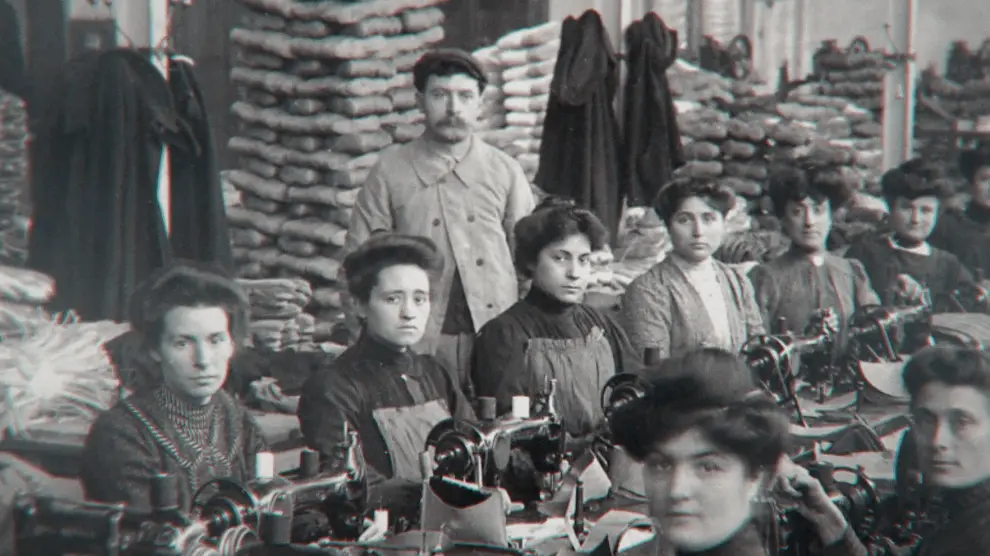 Una fotografía rescatada por el documental sobre el trabajo en las alpargaterías de las mujeres navarras y aragonesas.