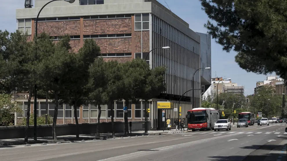 Los buses de la línea 31 paran junto al edificio de Correos, justo delante del paso de cebra donde se produjo el atropello.