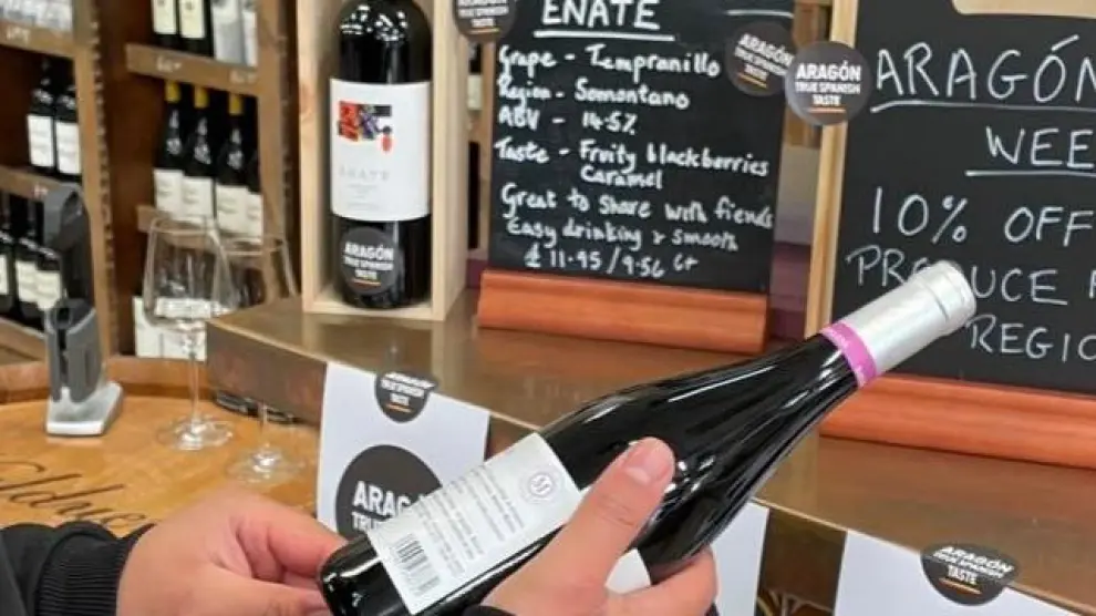 Una botella de vino Enate, presente en la Semana de Aragón en Gales.