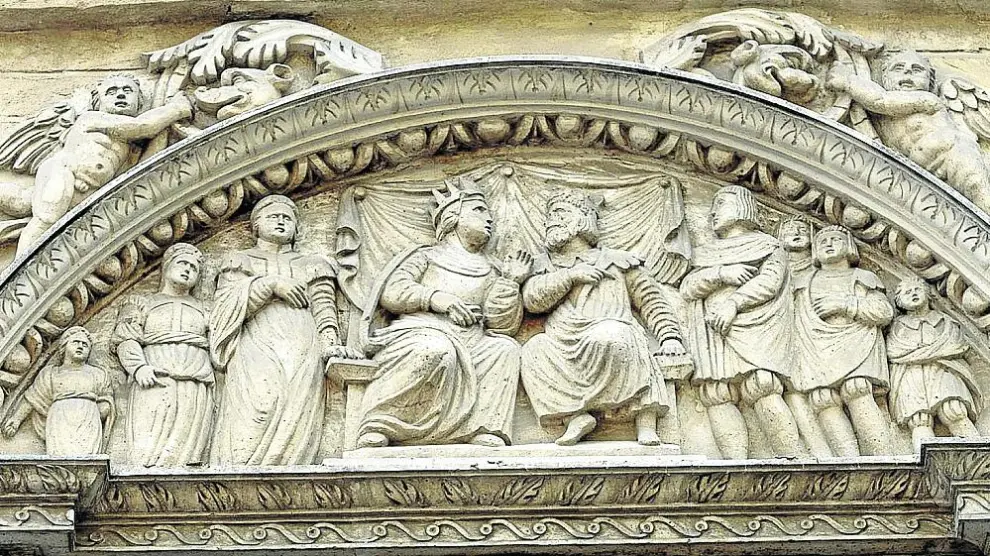 Otra escena esculpida que representa a los Reyes Católicos ordenando la expulsión de los judíos.