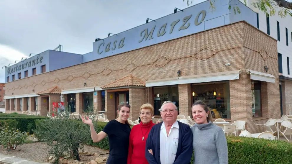 Alberto Marzo y su mujer, Carmen Lanuza, junto con sus hijas, delante del hotel-restaurante Casa Marzo