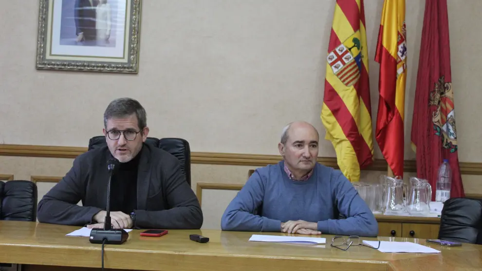El alcalde de Alcañiz, Ignacio Urquizu, a la izquierda, con el teniente de alcalde, Javier Baigorri.