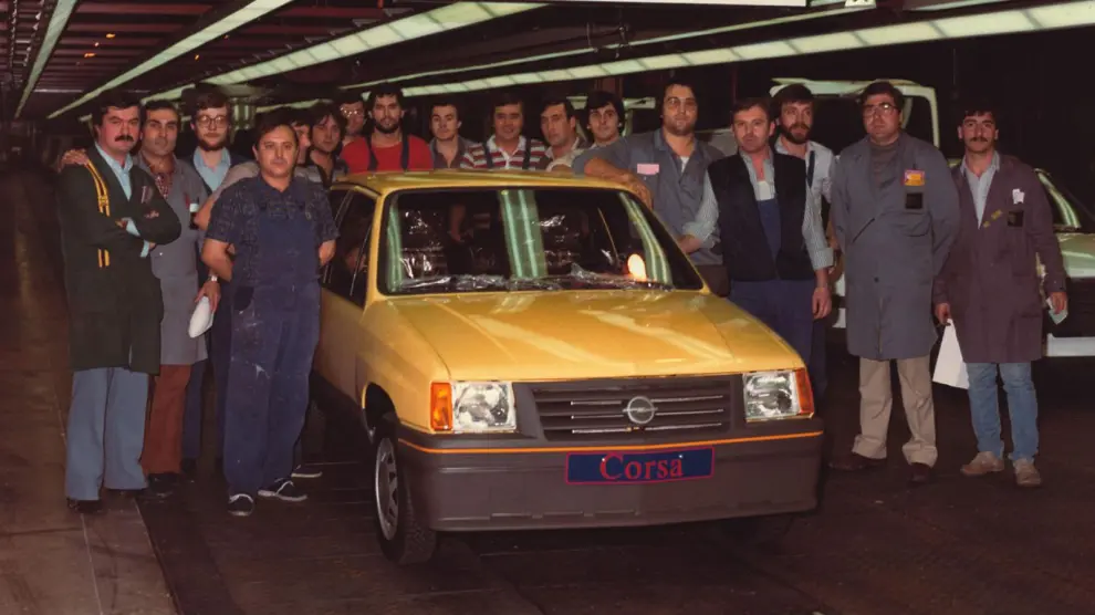 Trabajadores de la planta de Figueruelas posan junto al Opel Corsa 250.000, fabricado el 12 de diciembre de 1983.
