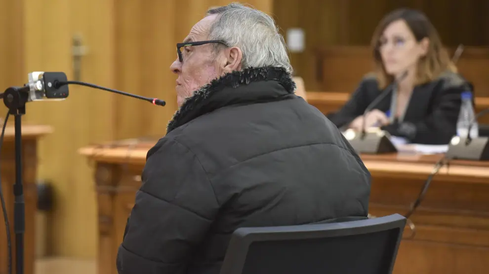 El acusado de violar a su hija y maltratar a su exmujer, durante su declaración en el juicio en la Audiencia Provincial de Huesca.