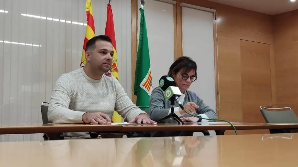 David Casanova, concejal de Juventud, y Mª José Casas, trabajadora del área, en la presentación del balance de 2022 y las novedades para 2023.