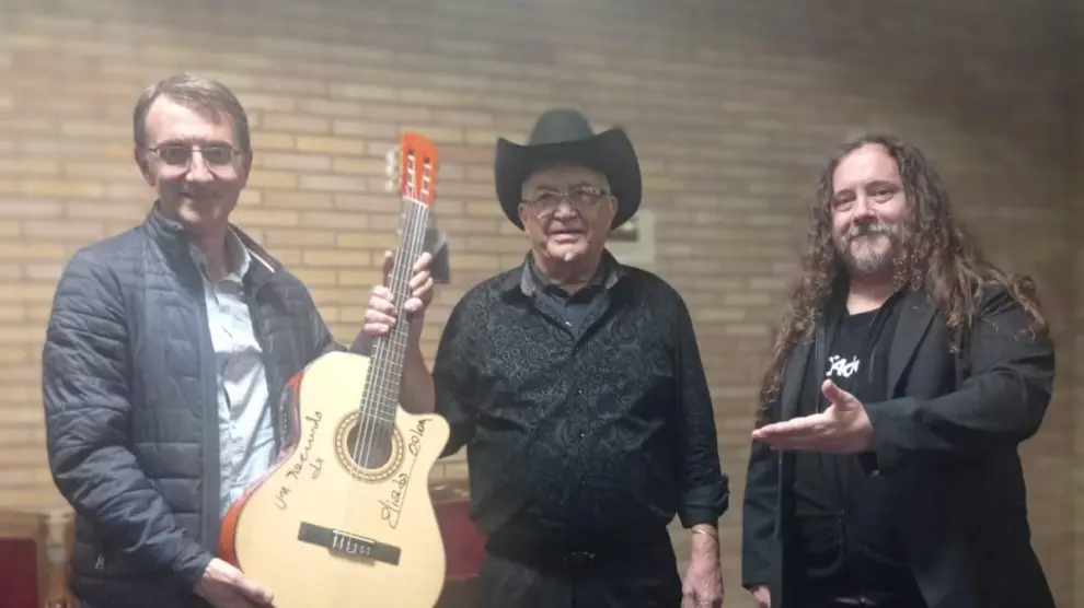 Ochoa les regaló una guitarra firmada.