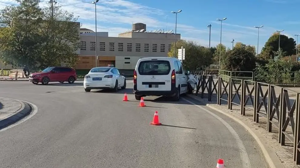 Uno de los conductores acabó empotrado contra una valla en el paseo Lucas Mallada de Huesca.