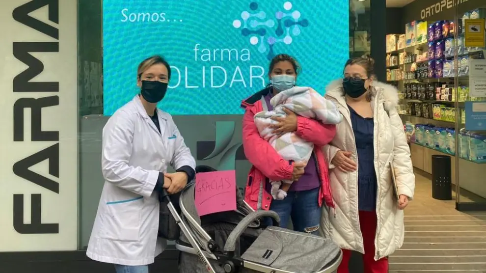Una de las recaudaciones de la Farmacia Virrey se ha destinado a comprar un carro de bebé a una madre sin recursos de San José
