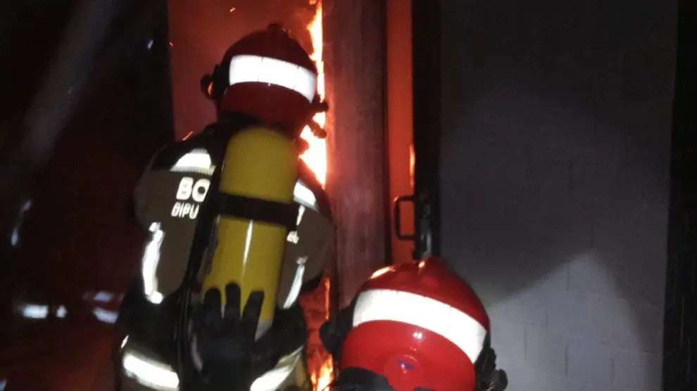 Efectivos del servicio de Bomberos de la Diputación de Teruel interviniendo en un incendio en una vivienda.