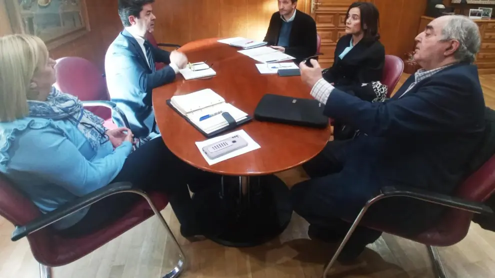 Reunión entre los responsables del Ayuntamiento de Huesca y de la Cámara de Comercio.