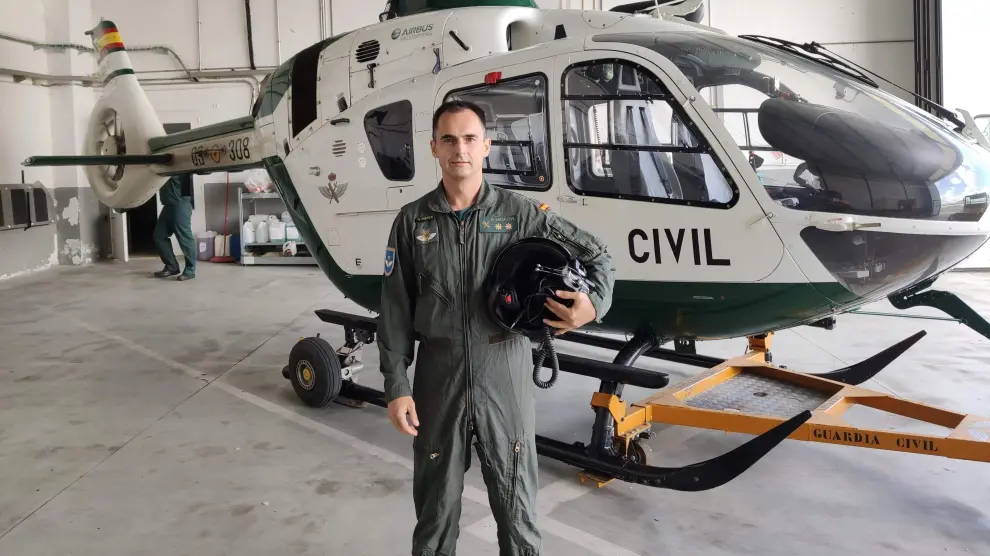 Alberto Martínez, jefe de la Unidad Aérea, junto a un helicóptero de la Guardia Civil.