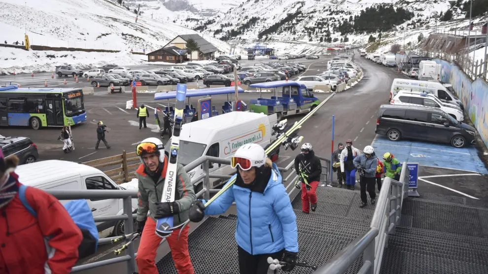 Esquiadores a su llegada este jueves a las pistas de esquí de Astún.
