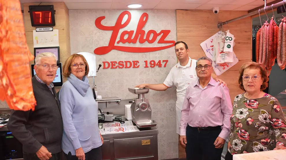 José Manuel Lahoz, Consuelo Beltrán, José Manuel Lahoz, Emilio Alconchel y Eulalia Lahoz, en la carnicería que se abrió en 1947.