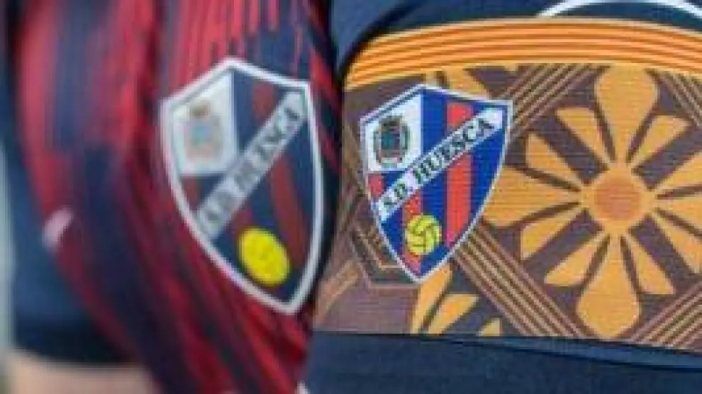 El brazalete que lucirá el capitán de la SD Huesca en el derbi.