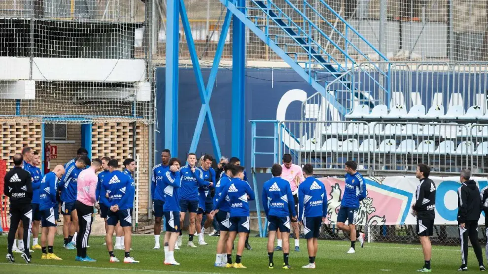 Los jugadores del Real Zaragoza, en el corrillo previo al inicio de un entrenamiento.