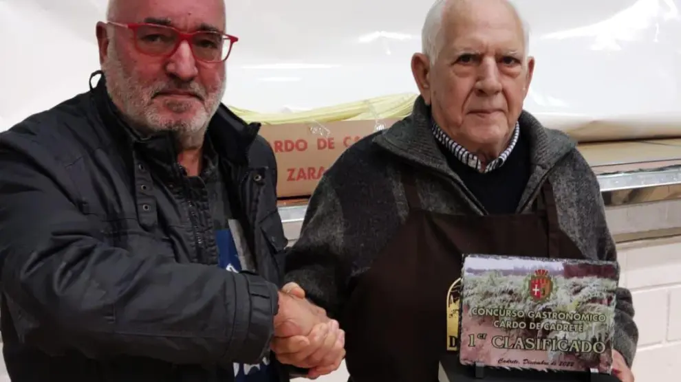 Antonio Campillo, de 85 años, ganó el concurso. En la imagen, junto al alcalde de Cadrete.