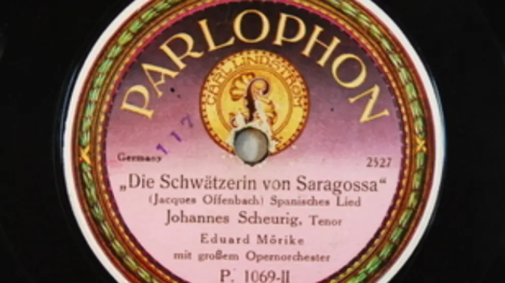 Etiqueta de un disco de pizarra alemán con dos arias de la ópera cómica.