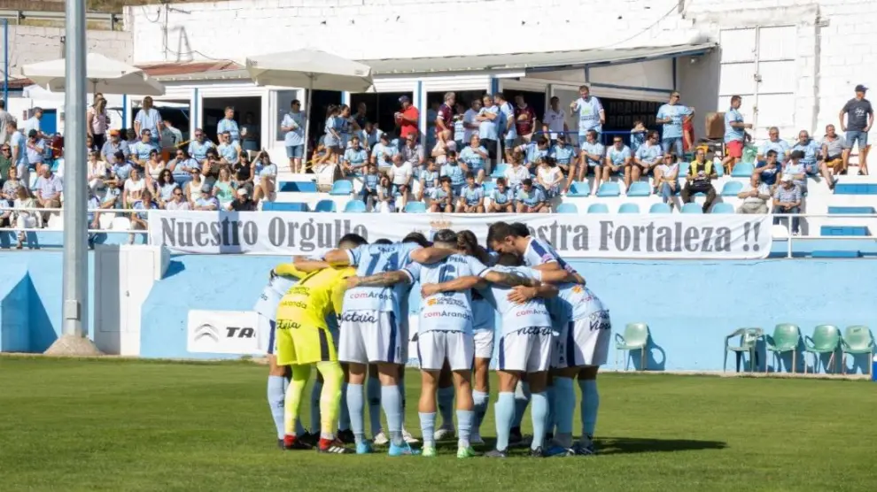 Los futbolistas del Brea se conjuran antes del inicio de un partido en Piedrabuena.