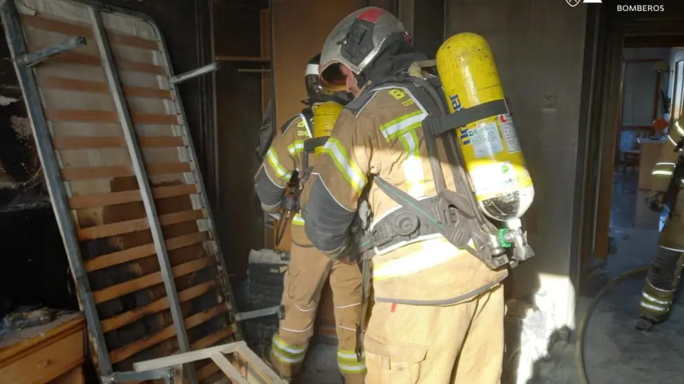 Bomberos de la DPZ trabajan en la extinción del incendio, este sábado en el hotel María Rosa en Pedrola.