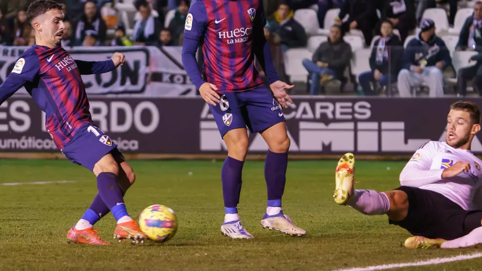 Joaquín, en la acción en la que marcó el gol del Huesca frente al Burgos.