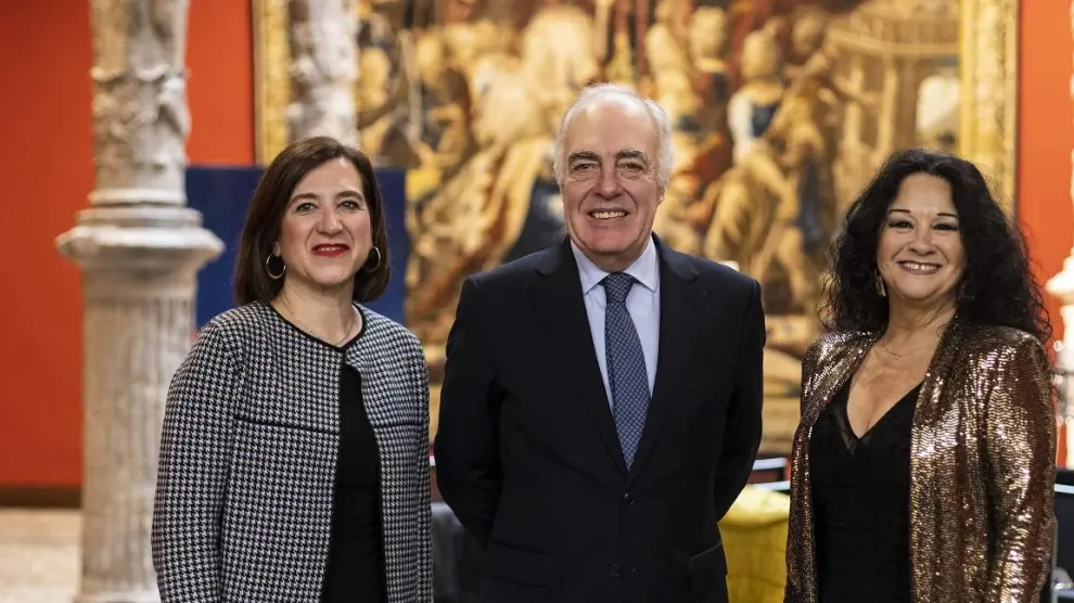 De izquierda a derecha, la vicealcaldesa de Zaragoza, Sara Fernández; el director general de la Fundación Ibercaja, José Luis Rodrigo, y la coordinadora de la iniciativa, Magdalena Lasala.